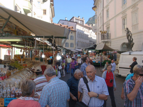 Bozen/Bolzano's main shopping Promenade.